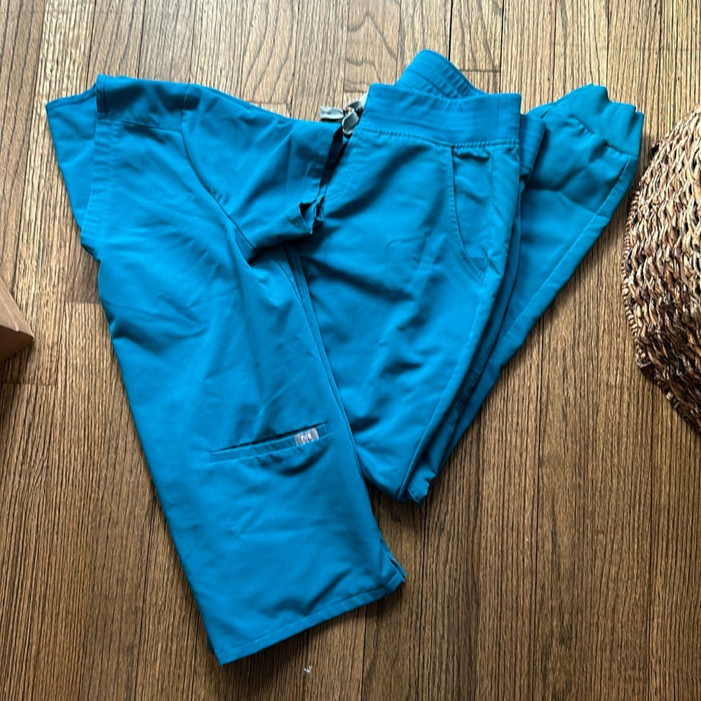 Figs Medium top and Medium Tall Pants